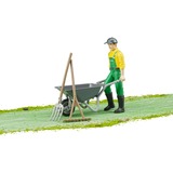 bruder bworld boer met kruiwagen en gereedschap Speelfiguur 62610