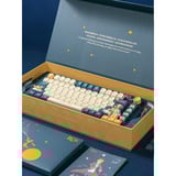 Iqunix ZX75 Sky Encounter Wireless Mechanical Keyboard, gaming toetsenbord Blauw/wit, US lay-out, IQUNIX Little Prince, RGB leds, 75%, Hot-swappable, Double-shot PBT, 2.4GHz | Bluetooth 5.1 | USB-C