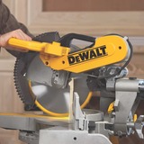 DEWALT Paneelzaag DWS 780 kap- & verstekzaag Geel, 1.675 Watt